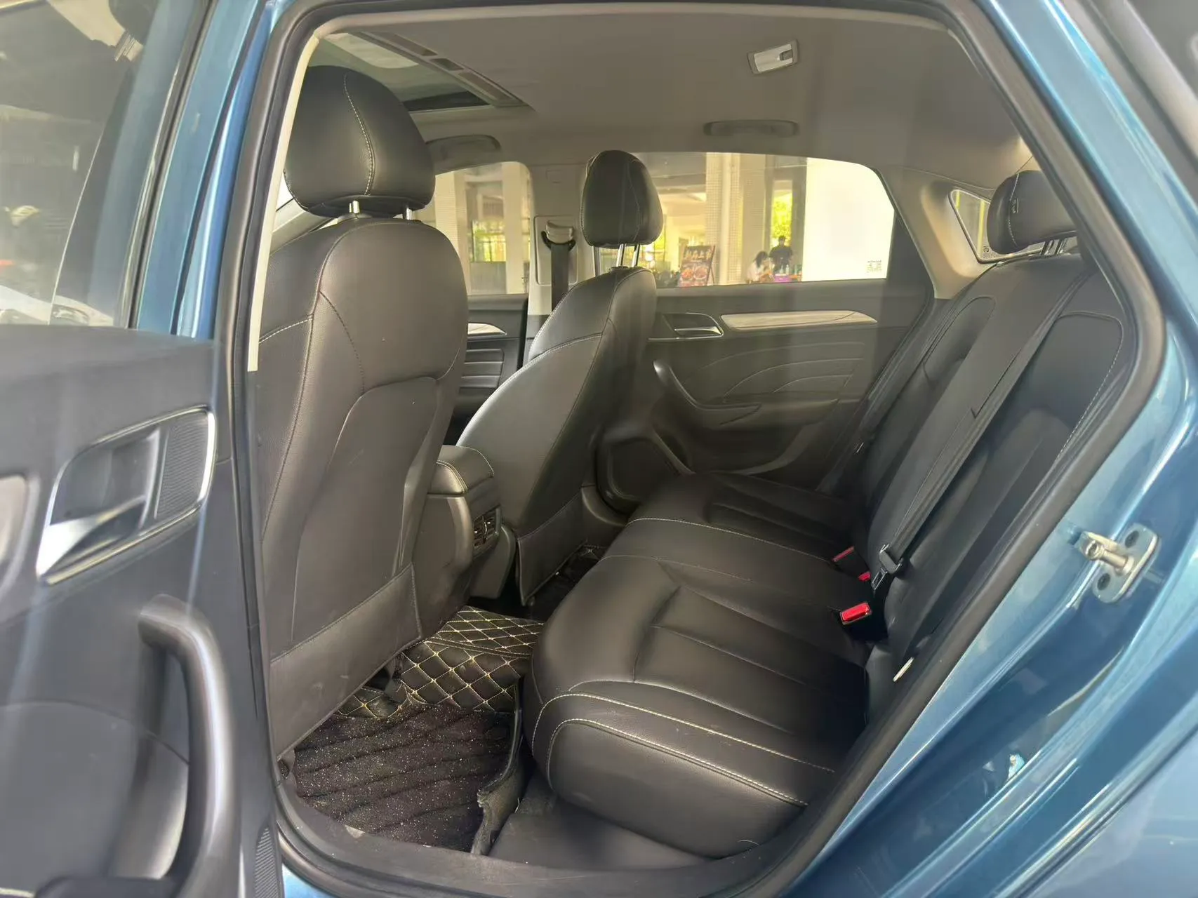 ROWE EI6 rear seats